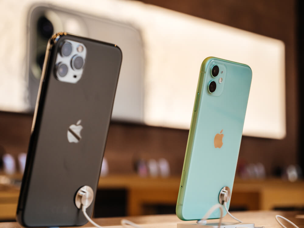 Black iPhone 11 Pro and Mint iPhone 11 