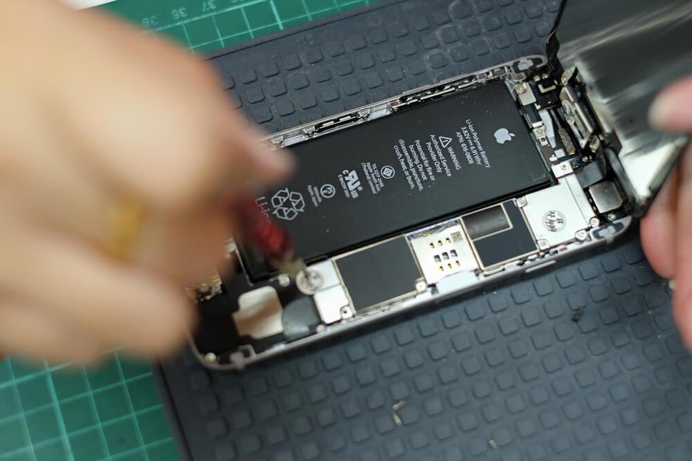 internal parts of an iPhone. - replace iPhone camera