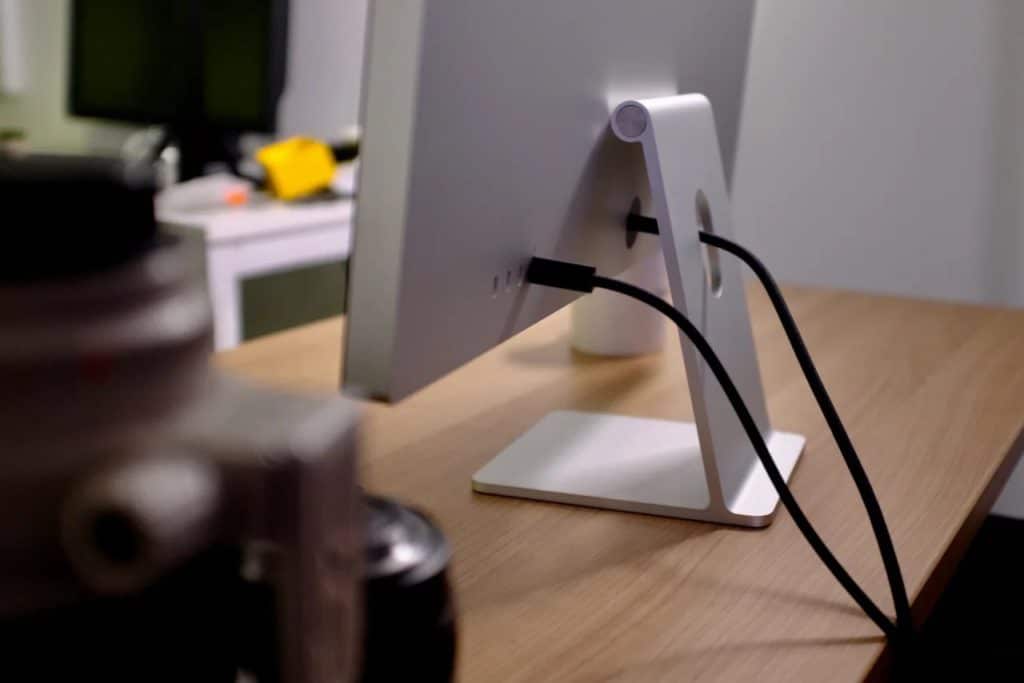 How to Connect a Projector to Mac
